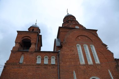 Vladimir, Rusya - 19 Mayıs 2018: Ortodoks Kilisesi şehrin ortasındaki Holy Trinity cephe. 1913 yılında inşa edilen. Kızıl kilise olarak bilinen