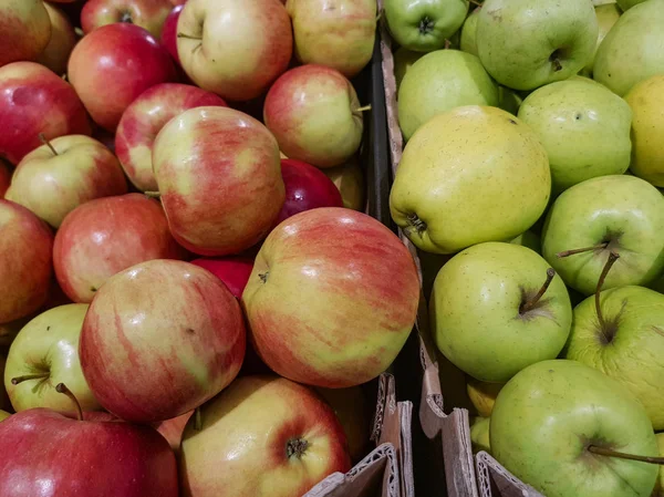 Taze yeşil elma dükkan pencerede yalan