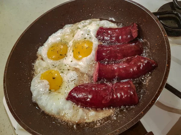 Des Saucisses Fumées Appétissantes Des Œufs Pour Petit Déjeuner Sont — Photo