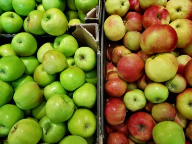 Taze yeşil elma dükkan pencerede yalan