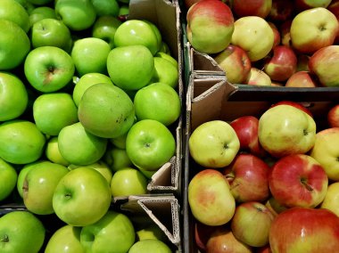 Taze yeşil elma dükkan pencerede yalan
