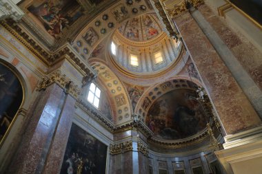 Bologna, İtalya - 20 Temmuz 2018: İç San Domenico bazilikanın. 13. yüzyılda inşa