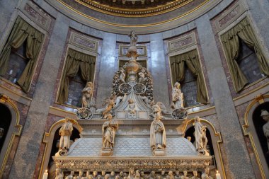 Bologna, İtalya - 20 Temmuz 2018: İç San Domenico bazilikanın. 13. yüzyılda inşa