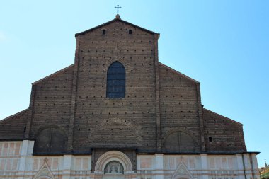 Bologna, İtalya - 20 Temmuz 2018: Piazza Maggiore içinde San Petronio Bazilikası, cephe. Avrupa'nın altıncı büyük kilise. Bina 1390 atılmıştır