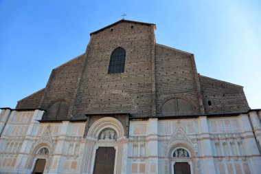 Bologna, İtalya - 20 Temmuz 2018: Piazza Maggiore içinde San Petronio Bazilikası, cephe. Avrupa'nın altıncı büyük kilise. Bina 1390 atılmıştır