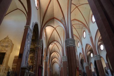 Bologna, İtalya - 20 Temmuz 2018: Piazza Maggiore içinde San Petronio Bazilikası, iç. Avrupa'nın altıncı büyük kilise. Bina 1390 atılmıştır