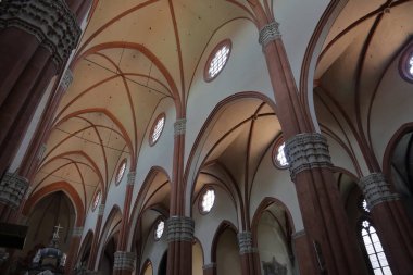 Bologna, İtalya - 20 Temmuz 2018: Piazza Maggiore içinde San Petronio Bazilikası, iç. Avrupa'nın altıncı büyük kilise. Bina 1390 atılmıştır