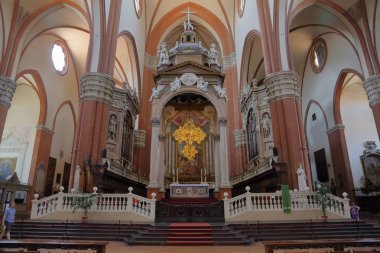 Bologna, İtalya - 20 Temmuz 2018: Piazza Maggiore içinde San Petronio Bazilikası, iç. Avrupa'nın altıncı büyük kilise. Bina 1390 atılmıştır