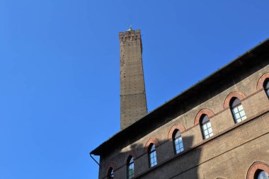 Bologna, İtalya - 19 Haziran 2018: Şehir merkezinde ünlü iki kule bir parçası. 12 yüzyılın başlarında inşa