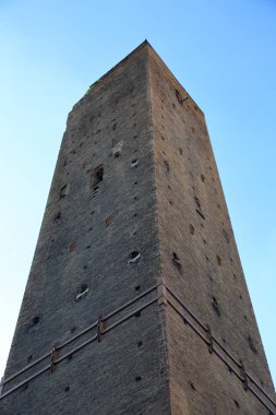 Bologna, İtalya - 19 Haziran 2018: Şehir merkezinde ünlü iki kule bir parçası. 12 yüzyılın başlarında inşa