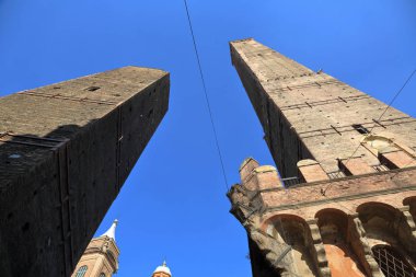 Bologna, İtalya - 19 Haziran 2018: Şehir merkezinde ünlü iki kule bir parçası. 12 yüzyılın başlarında inşa