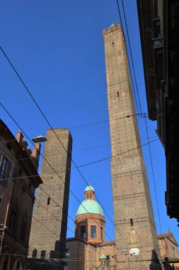 Bologna, İtalya - 19 Haziran 2018: Şehir merkezinde ünlü iki kule bir parçası. 12 yüzyılın başlarında inşa