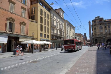 Bologna, İtalya - 19 Temmuz 2018: İnşaat ve mimari detaylar üzerinde şehrin sokak