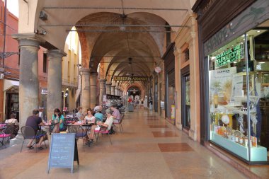 Bologna, İtalya - 19 Temmuz 2018: İnşaat ve mimari detaylar üzerinde şehrin sokak