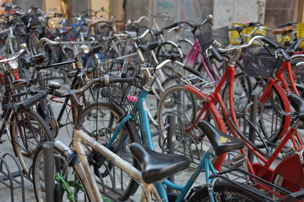 市内中心部のボローニャ イタリア 2018 自転車駐車場 — ストック写真