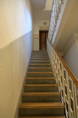 Eski taş Merdiven Küpeşte bir binada bir asansör olmadan ile