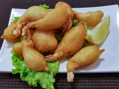 Dev karides kısmını yeşil marul yaprakları ile kızartılmış