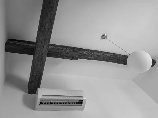天花板上的木质横梁 吊灯和空调 — 图库照片