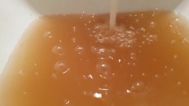 Chorro Agua Sucia Tuberías Oxidadas Fregadero Casero — Vídeos de Stock