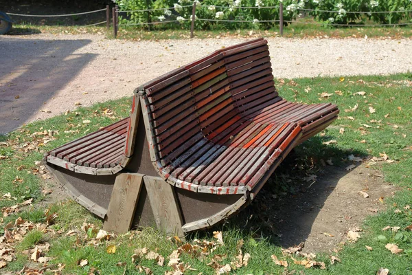 在夏季城市公园休息的老式木制长凳 — 图库照片
