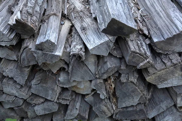Trockenes Brennholz Zum Brennen Und Heizen Liegt Einem Haufen Hinterhof — Stockfoto