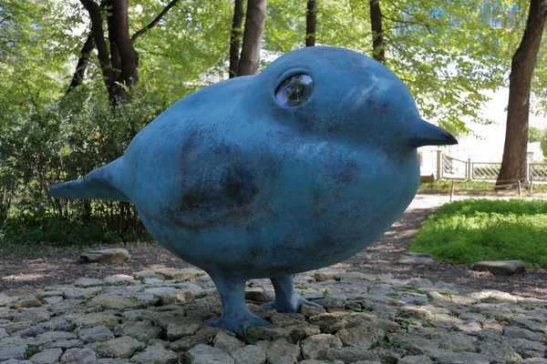 モスクワ ロシア連邦 2018 青い彫刻植物園 Aptekarskiy Ogorod に鳥のさえずりのような — ストック写真