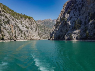 Turkuaz Gölü ve dağlar. Türk Yeşil Kanyon