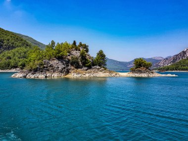 Turkuaz Gölü ve dağlar. Türk Yeşil Kanyon