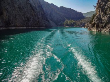 Turkuaz Gölü ve dağlar. Türk Yeşil Kanyon