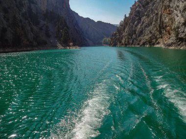Turkuaz Gölü ve dağlar. Türk Yeşil Kanyon