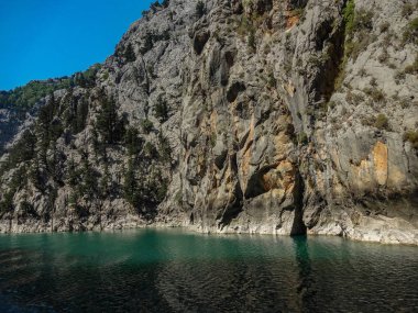 Turkuaz Gölü ve dağlar. Türk Yeşil Kanyon