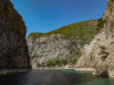 Turkuaz Gölü ve dağlar. Türk Yeşil Kanyon