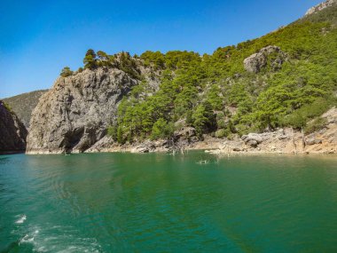 Turkuaz Gölü ve dağlar. Türk Yeşil Kanyon