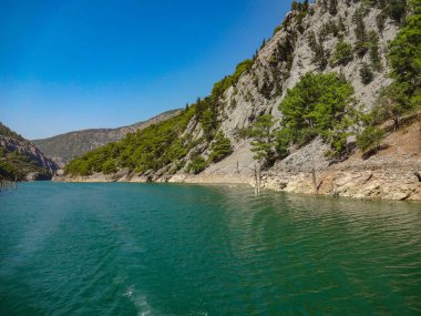 Turkuaz Gölü ve dağlar. Türk Yeşil Kanyon