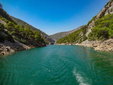 Turkuaz Gölü ve dağlar. Türk Yeşil Kanyon