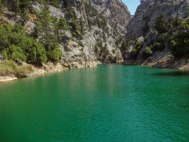 Turkuaz Gölü ve dağlar. Türk Yeşil Kanyon