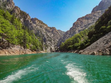 Turkuaz Gölü ve dağlar. Türk Yeşil Kanyon