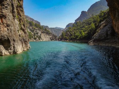 Turkuaz Gölü ve dağlar. Türk Yeşil Kanyon