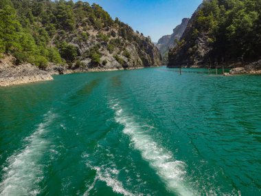 Turkuaz Gölü ve dağlar. Türk Yeşil Kanyon