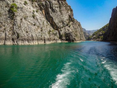Turkuaz Gölü ve dağlar. Türk Yeşil Kanyon
