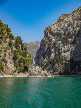 Turkuaz Gölü ve dağlar. Türk Yeşil Kanyon