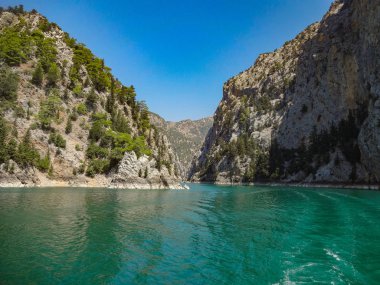 Turkuaz Gölü ve dağlar. Türk Yeşil Kanyon
