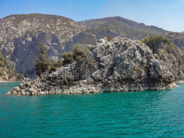 Turkuaz Gölü ve dağlar. Türk Yeşil Kanyon