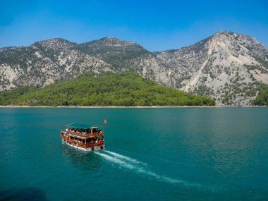 Turkuaz Gölü ve dağlar. Türk Yeşil Kanyon