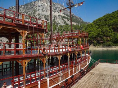 Dağın arka planda eski terk Ahşap Yelkenli gemi