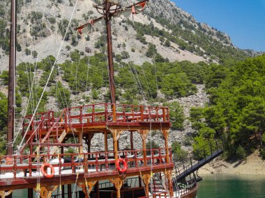 Dağın arka planda eski terk Ahşap Yelkenli gemi