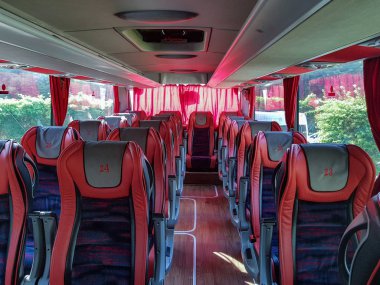Yumuşak ergonomik sandalyeler ile modern bir turist otobüsü iç