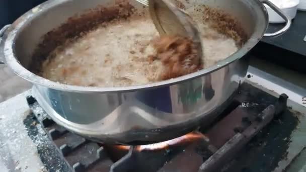 在煤气炉上用沸腾油煎成的小块肉 — 图库视频影像