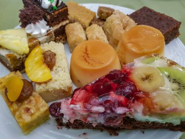 Tatlı tabak lezzetli taze renkli kekler