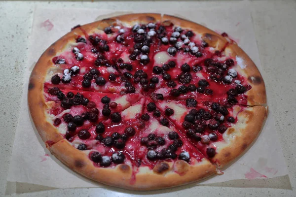 Läcker Dessert Pizza Med Vilda Bär Och Socker Pulver — Stockfoto